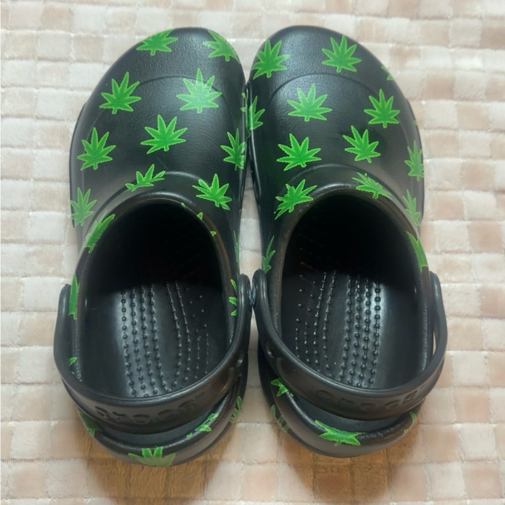 Women’s hemp leaf print crocs